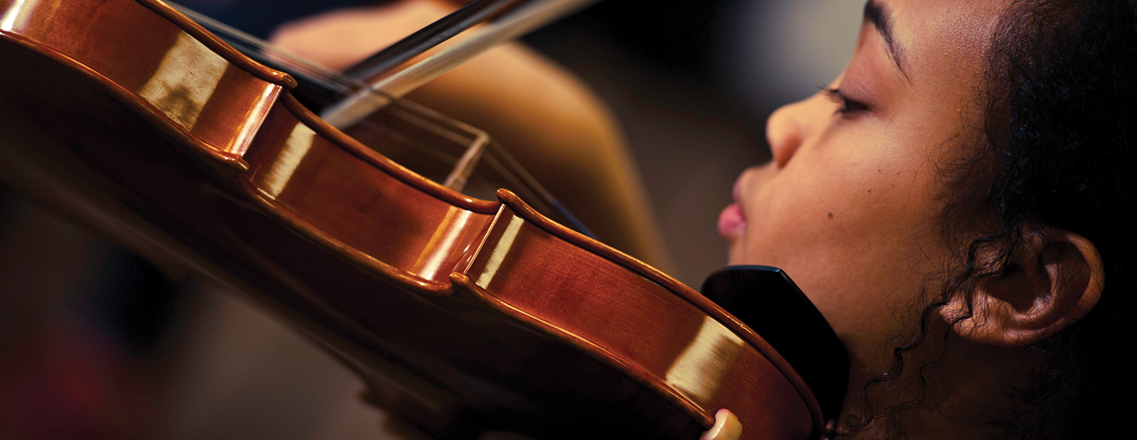 girl playing violin