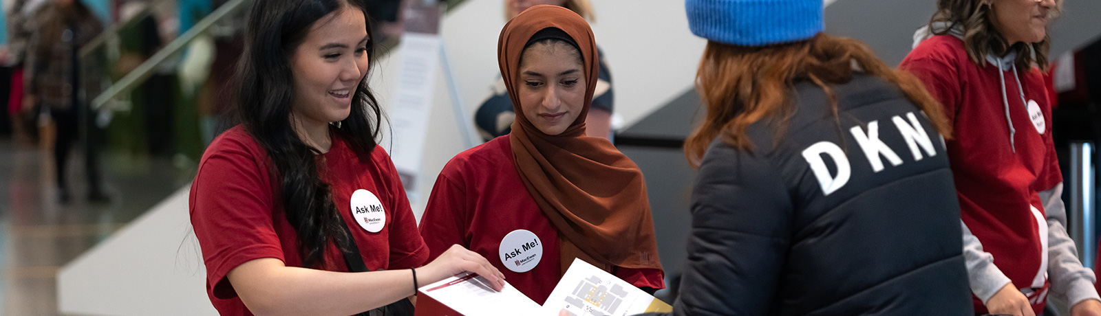 students volunteering